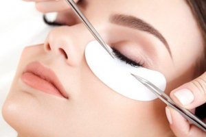 Alongamento de cílios fio a fio e tufos